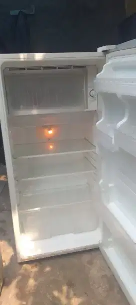 Di jual kulkas1 pintu merk Sharp Normal dingin beku SIAP PAKAI