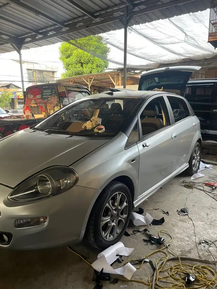 Pasang sticker mobil panggilan, wrapping, cutting stiker , branding dl