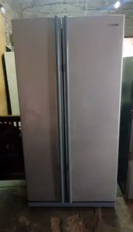 Kulkas 2 pintu side by side merk Samsung