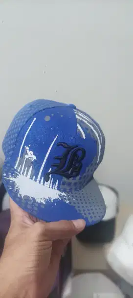 topi snapback logo B