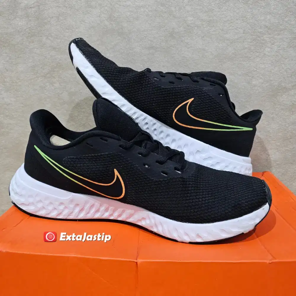 Sepatu Nike Revolution 5 Hitam