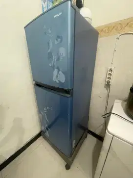 Kulkas 2 pintu SHARP SJ-235MD lokasi Ngemplak Boyolali