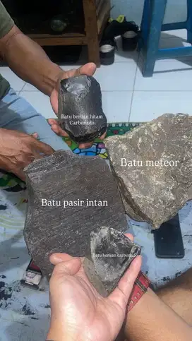 Batu berlian hitam carbonado