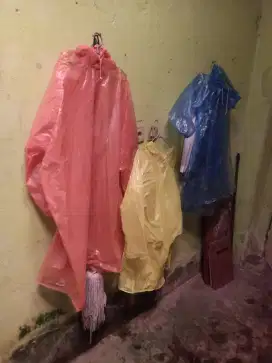 Di jual jas hujan 3 buah bahan plastik wa dan hp murah aja