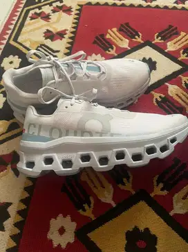 Sepatu running on cloud