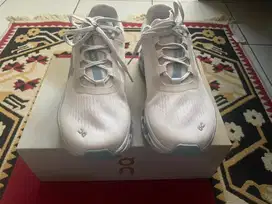 Sepatu running on cloud