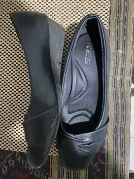 Sepatu pantofel hitam