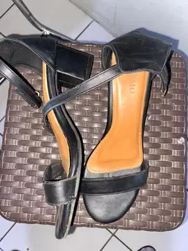 Sepatu high heels hitam