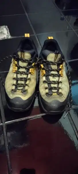 Sepatu gunung merk campline