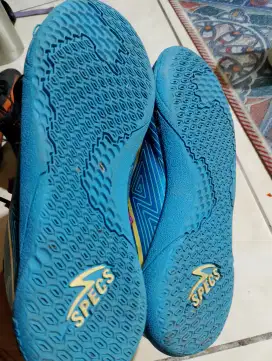Sepatu bola dan sepatu futsal anak