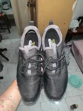 Sepatu sceekers , baru banget beli tapi salah nomor karna beliin adek