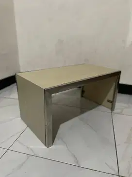 Meja estetik kecil