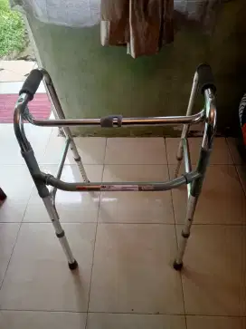 Walker Dewasa Alat Bantu Jalan Adjustable