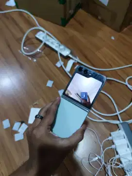 Samsung Zflip 5 8/256GB SEIN (Cek Deskripsi)