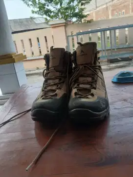 Sepatu gunung eiger