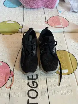 Sepatu anak second skechers 32