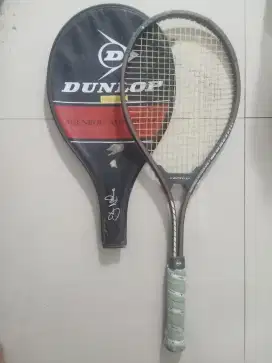 Reket bekas :  DUNLOP MeENROE AUTOGRAPH 1  dan  PRO KENNEX