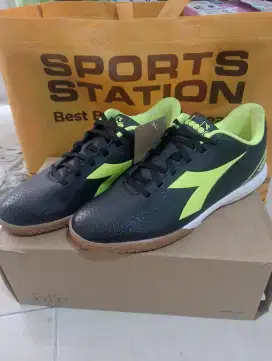 Sepatu futsal diadora