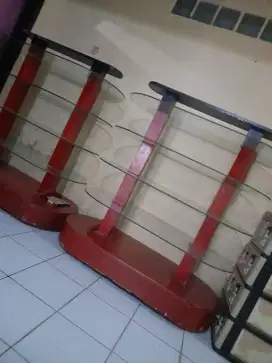Lemari display pajangan