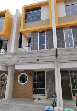 Jual rumah pik2 type 4.5x10 3lantai ada ac termurah