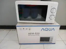 Microwave Aqua warna putih