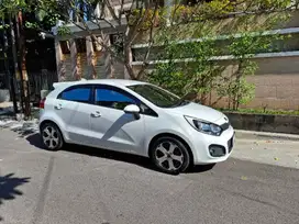 KIA RIO Putih Manual th 2014 AD Surakata low Km (45rb) terawat No PR
