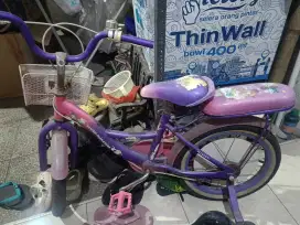 Dua sepeda bekas  anak cewek dan cowok