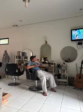 DI BUTUHKAN SEGERA PEMANGKAS RAMBUT