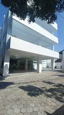 Disewakan Gedung Lokasi Strategis di Mainroad Mekarwangi