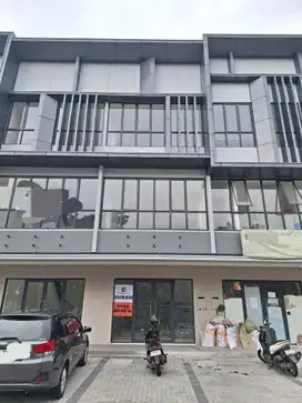 Disewa ruko Strategis Hadap Jalan Raya dan Parkir 2 Layer di BSD