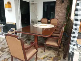 Meja makan jati berlapis kaca