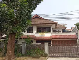 DIJUAL rumah dengan kolam renang