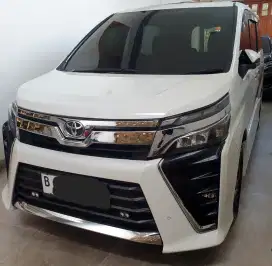 Warna favorit! Toyota Voxy 2.0 AT 2020 putih