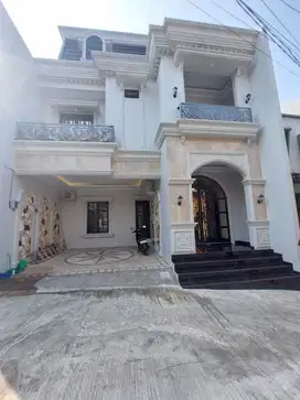 Rumah Baru Desain American Classic di Jagakarsa Jakarta