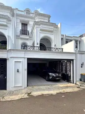 RUMAH DALAM KOMPLEK DI JAGAKARSA JAKARTA SELATAN