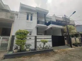 Jual Hunian Moderen di Harapan Indah 2 lantai siap hunii (C0610)