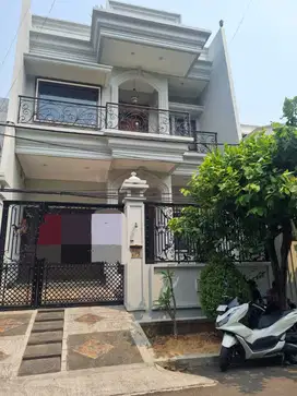 Siap Huni .rumah di Puri indah, bangunan 2,5 lantai