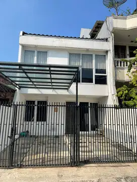 RUMAH SIAP HUNI 2 LANTAI SEMI FURNISHED INTERCON KEBON JERUK