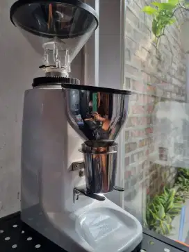 Latina DX60-V coffee grinder, Model Latina Pelikan dengan Desain Khas