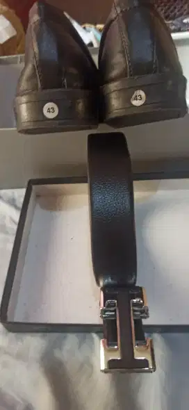 Dijual sepatu hitam dan gesper baru