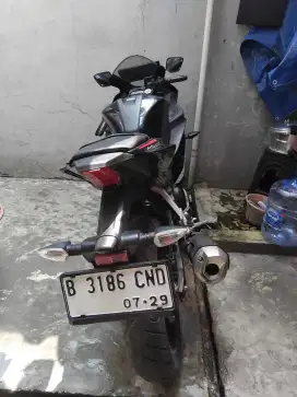 Dijual motor yamaha R15 km rendah