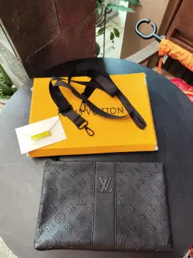 Tas selempang LV