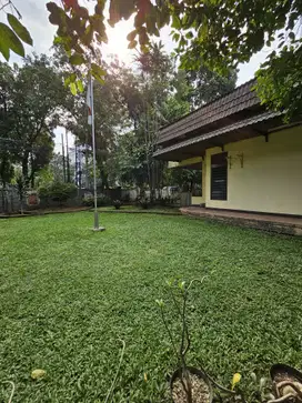 DIJUAL RUMAH LAMA HITUNG TANAH POSISI & DEPAN TAMAN KEBAYORAN BARU JAK