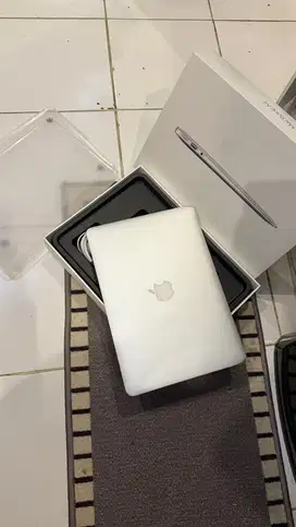 Dijual Macbook Air 2017 13inc i5 Silver 8/128GB Resmi Ibox