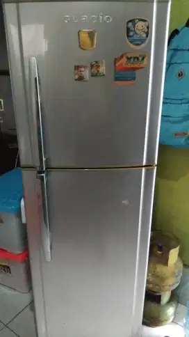 Kulkas Glacio Toshiba 2 pintu
