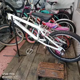 Sepeda bmx putih alumunium