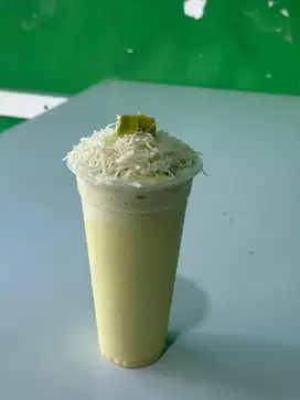 Karyawati jaga kios Jus dan smoothies