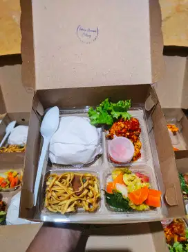 Nasi kotak free pisang dan apem