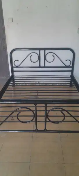 Tempat Tidur Besi 5 Kaki