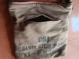 BU dijual tas Calvin Klein, kondisi bagus, utuh